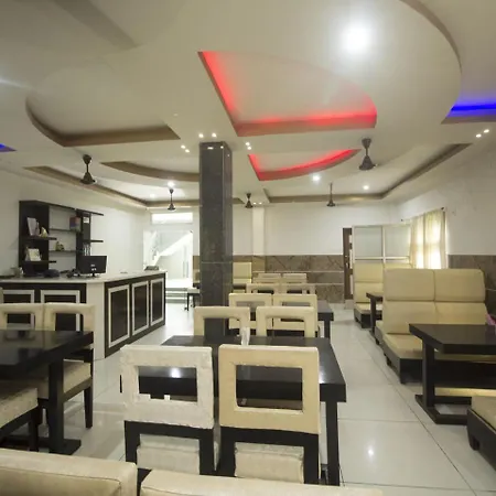 Lodge Oyo 17215 Garg Residency