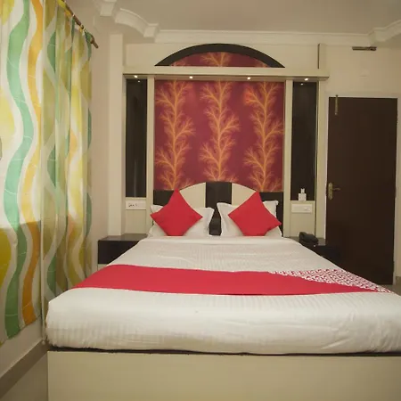 Lodge Oyo 17215 Garg Residency *